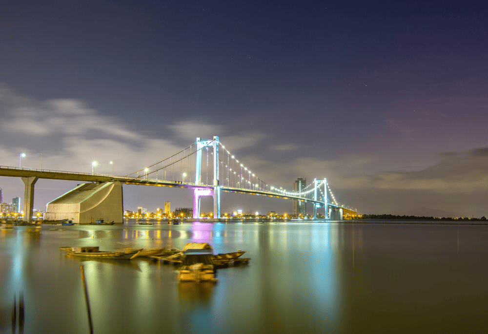 Thuan Phuoc Bridge transforms into a colorful spectacle at night thanks to LED technology (Source: Canva)